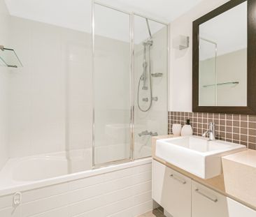 HABOURSIDE WATERFRONT APARTMENT - FURNISHED - Photo 3