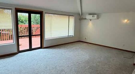 Chic Parnell 3BR Townhouse w/ Parking - Photo 3