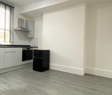 Studio Flat, Wood Lane, W12 - Photo 2