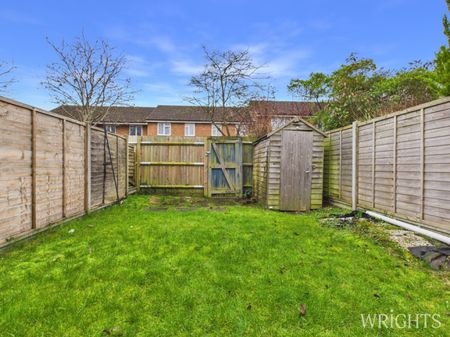 3 bedroom Mid Terraced House - Morecambe Close, Stevenage - Photo 3