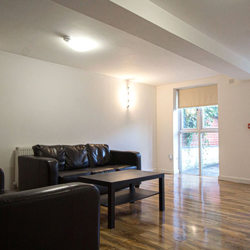Apt 4, 4 Darnley Road - Photo 1