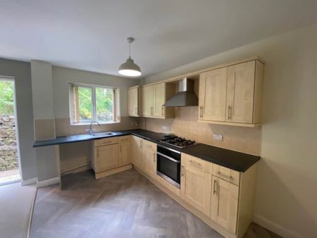 Victoria Court, Longwood, Huddersfield, HD3 4UB - Photo 4