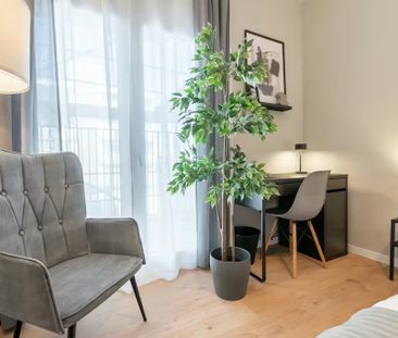 Gran Via de Carles III, Barcelona, Catalonia 08028 - Photo 4