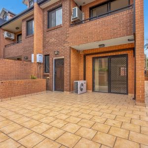 Exquisite, Freshly Refurbished Triple Story Townhouse In Superior Location - Photo 2