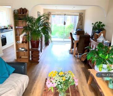 3 bedroom semi-detached house to rent - Photo 1