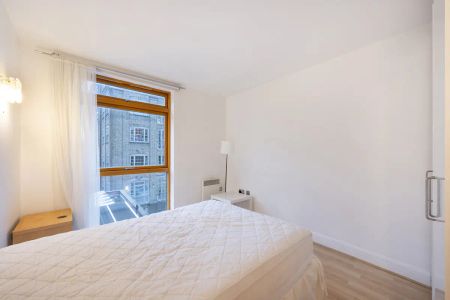 1 bedroom flat in London - Photo 2