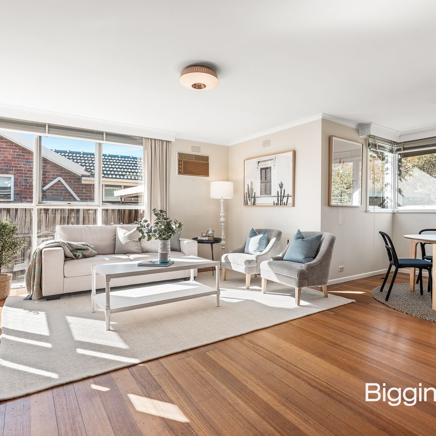 Classic, Comfortable Living Close to Monash University - Photo 1