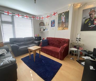 4 bedroom semi-detached house to rent - Photo 1