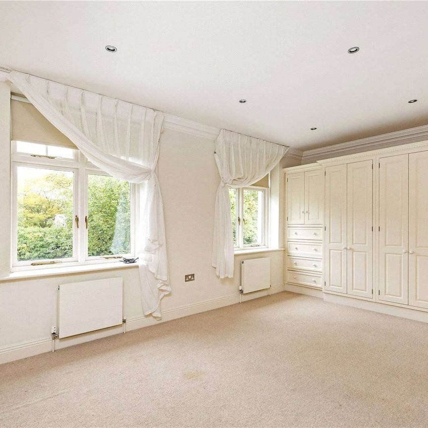 A stunning gated family home with off-street parking and generous gardens backing on to Richmond Park. - Photo 1