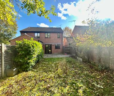 Swaledale Gardens, Fleet, Hampshire, GU51 - Photo 3