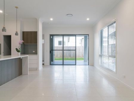 Ultra modern 4 bedrooms + 3 ensuites - Photo 4