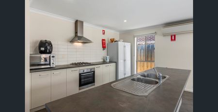 16 Tannin Way, WAURN PONDS VIC 3216 - Photo 2