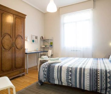 Double bed in Rooms for rent in cozy 3-bedroom apartment in Uribarri - Photo 3