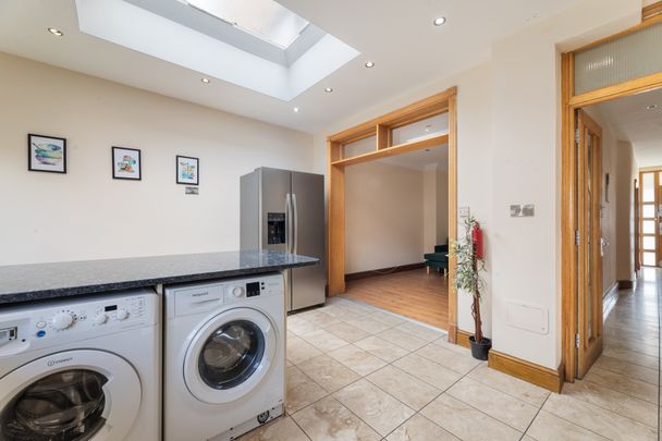 🌺 ENSUITE ROOMS, ALL BILLS, CLEANER & GARDENER 🌺 Room 3 - Photo 1