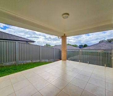 Spacious & Stylish Family Living in a Quiet Rosemeadow Cul-de-Sac - Photo 6