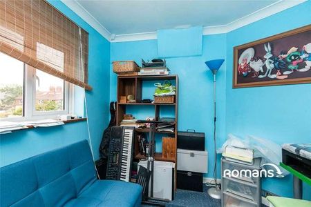 Elles Close, Farnborough, GU14 - Photo 3