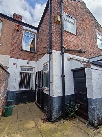 3- Double Affordable Rooms in Salford - Photo 3