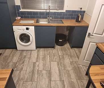£1,600 PCM, Three Bedroom Semi-Detached House with Off-Road Parking... - Photo 6