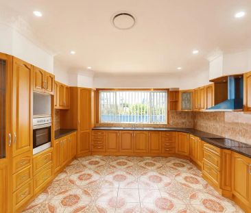 “Charming Five-Bedroom Family Home with Modern Comforts” - Photo 2