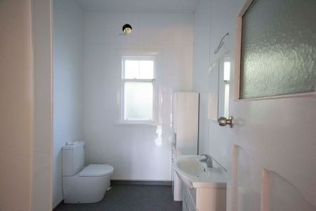 Stunning harbour views, sunny close shops etc - Photo 4