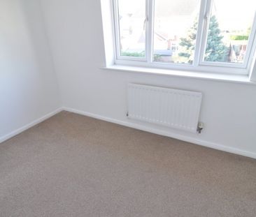 2 bed Town House - To Let - Photo 3