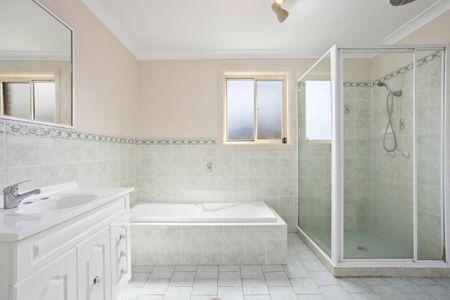 Spacious & Stylish 3-Bedroom Townhouse in Premium Location - Photo 4