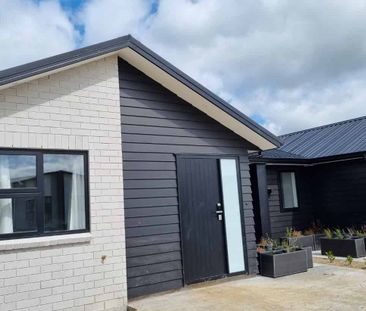 Modern Three Bedroom Home, Handy Hospital Location - Photo 1