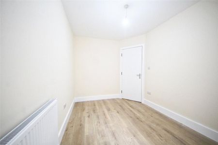 3 bedroom flat to rent - Photo 2