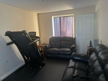 3 Bed Semi-Detached House, Humber Road, CV3 - Photo 2