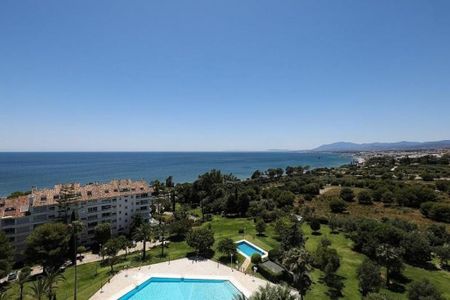 2 bedroom luxury Apartment for rent in Marbella Del Este, Andalusia - Photo 2