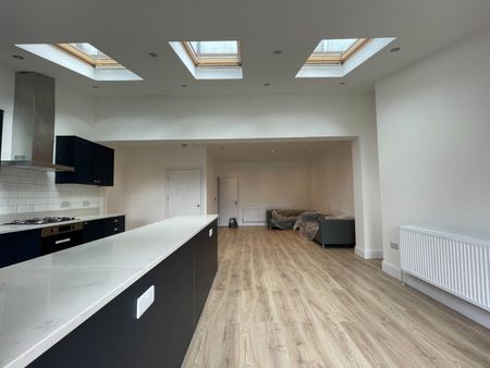 6 Bed Terraced House, Glenburnie Road, SW17 - Photo 2