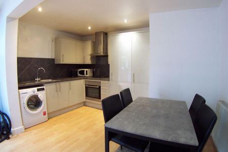 3 bedroom flat to rent - Photo 3