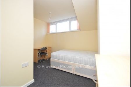 3 Bedroom Student Professional Rentals Leeds - Photo 2