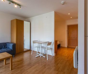 Studio to rent - Photo 2