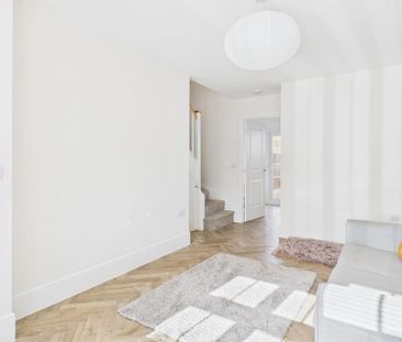 2 bedroom end of terrace house to rent - Photo 2