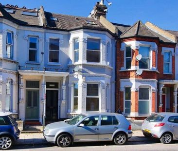 A great 4 bedroom shared flat in a superb location right by Clapham... - Photo 1