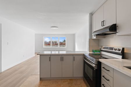 For Lease - 1018 Burnhamthorpe Road, Mississauga, Ontario - Photo 5