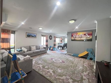 Family-Friendly Home with Modern Kitchen and Secure Parking - Photo 3