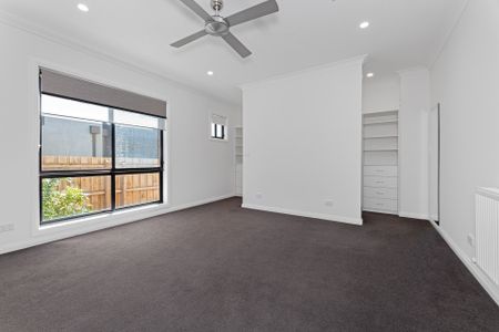 Luxurious 4-Bedroom Townhouse in Prime Location - Photo 5