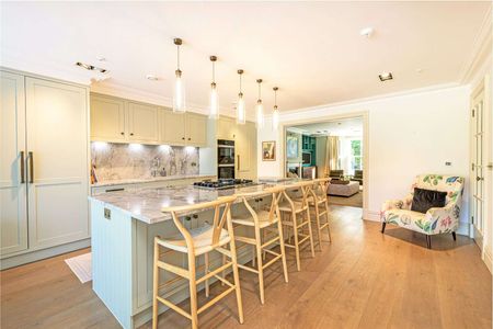A delightful family home with swimming pool, bar and outdoor kitchen. - Photo 3