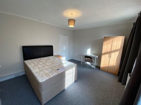 1 bedroom in a house share to rent - Photo 2