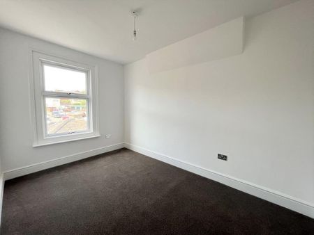 3 bedroom flat to rent - Photo 4