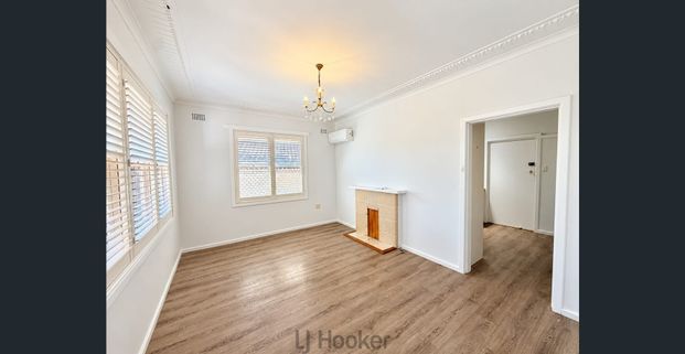 Spacious Five-Bedroom Family Home with Freshly Updated Interiors! - Photo 1