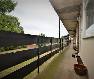 Flat to rent - Fairlawn Park, London, SE26 - Photo 3