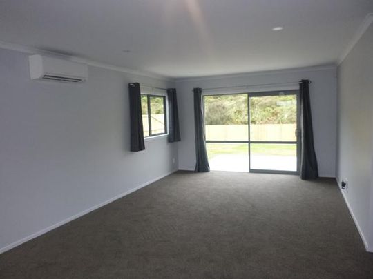 Wainuiomata Living! - Photo 1
