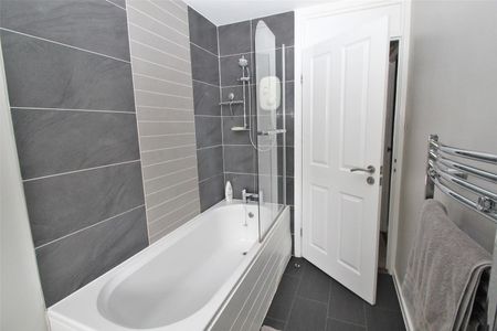 Westover Court, High Wycombe - Photo 3