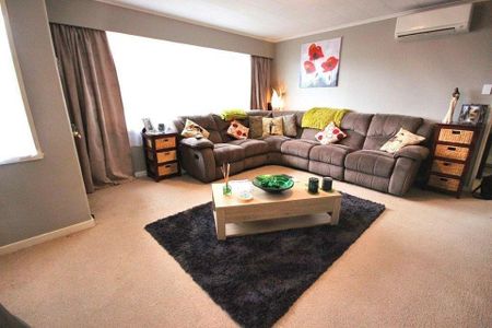 Charming 2BR Unit, Central Palmy! - Photo 3