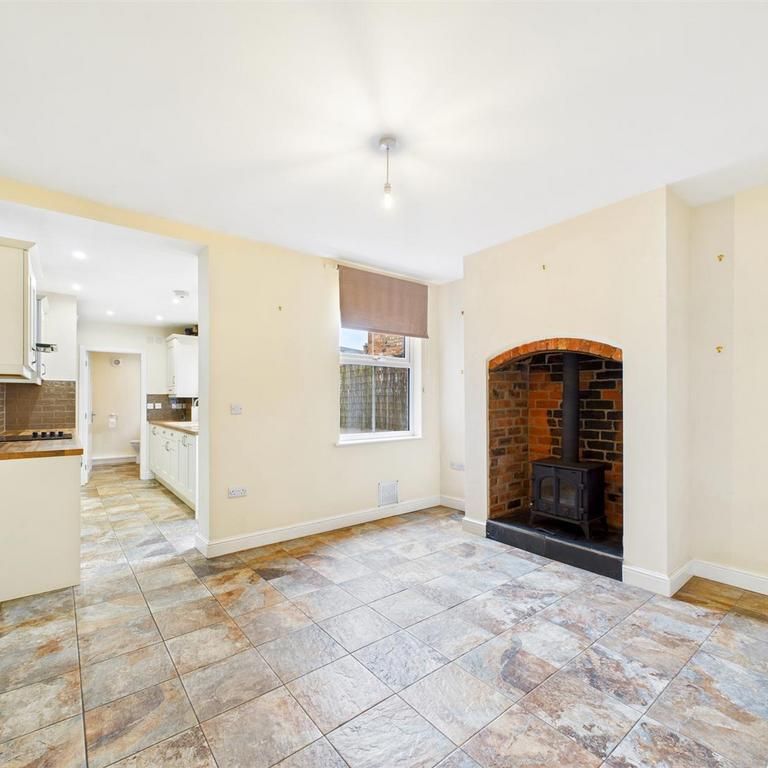 4 bedroom terraced house to rent - Photo 1