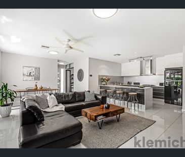 Versatile modern home with great floorplan - Photo 1