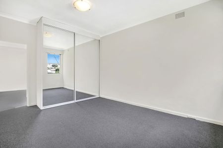 Spacious Top Floor Unit in the Heart of Dulwich Hill - Photo 5